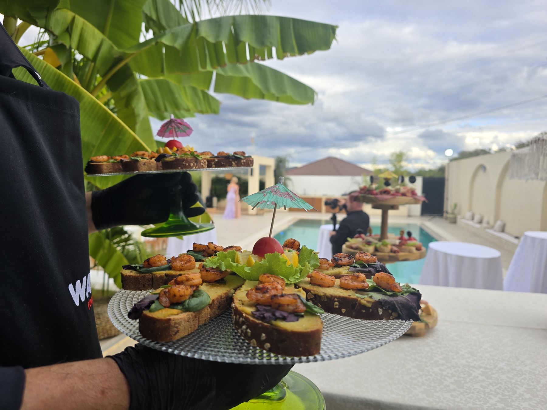 Stafi i Walkers duke sjellë ushqimin në një event